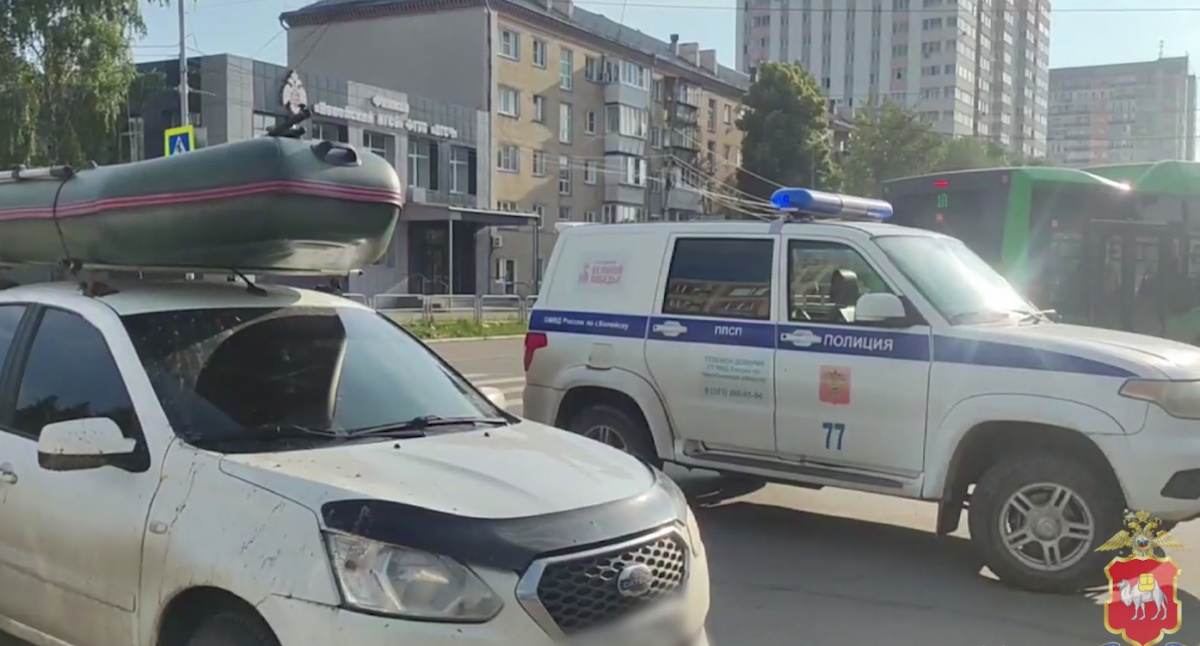 Водитель прокатил пассажиров в лодке на крыше автомобиля по Копейску*