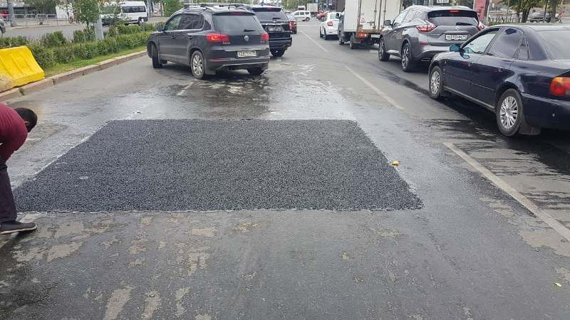 В центре Челябинска заделали провал после работы коммунальщиков
