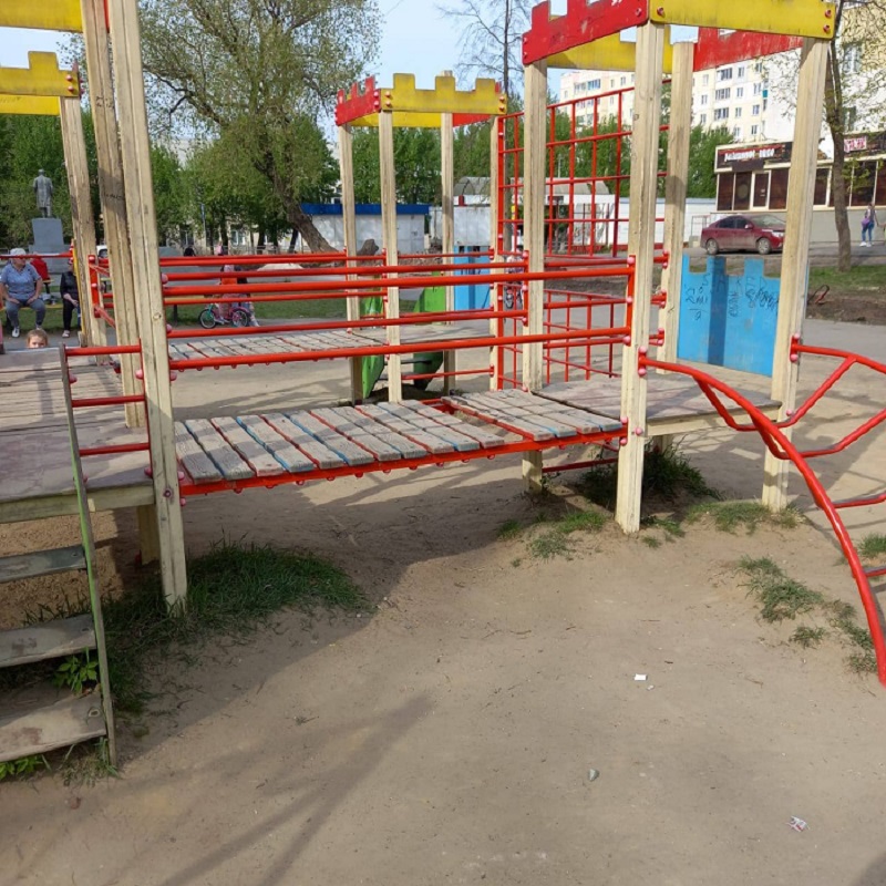 В Копейске двухлетняя девочка получила гематому глаза после игры в сквере