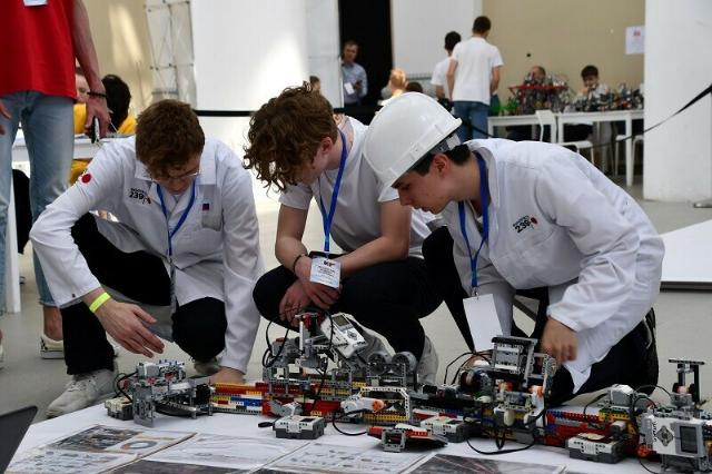 Челябинские школьники взяли 17 наград всероссийского конкурса по робототехнике