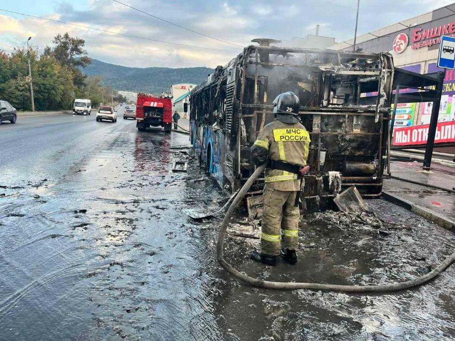 Пассажирский автобус сгорел во время рейса в Миассе*