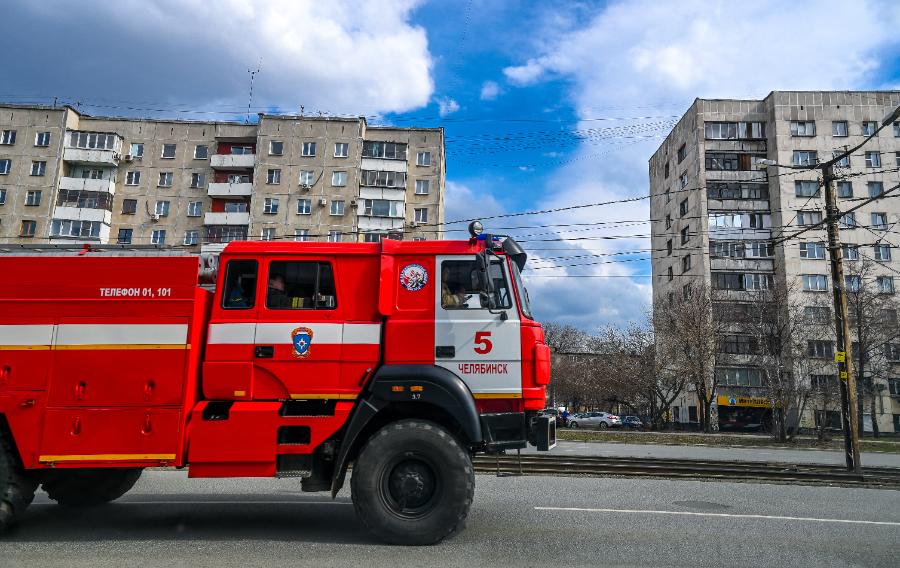 Легковой автомобиль вспыхнул на парковке в челябинском дворе*1