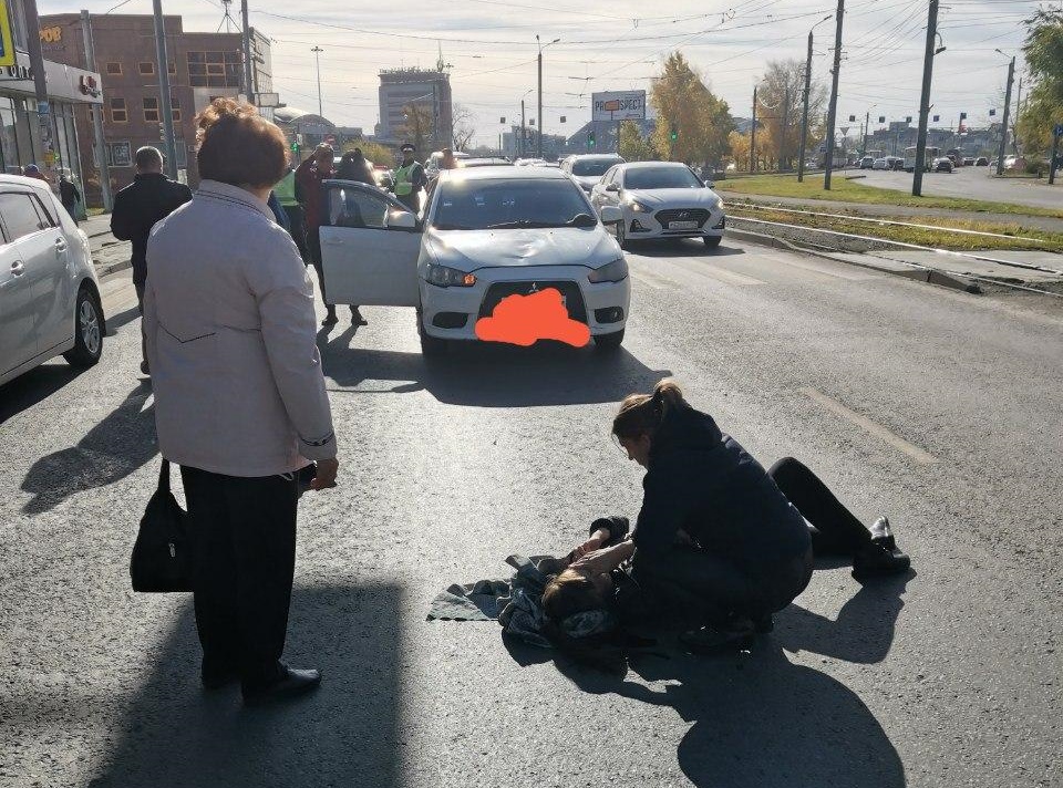Остался кровавый след: в Челябинске иномарка сбила пешехода