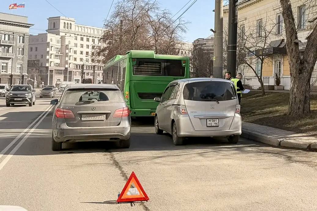 Авария с участием двух иномарок и автобуса парализовала движение в Челябинске*
