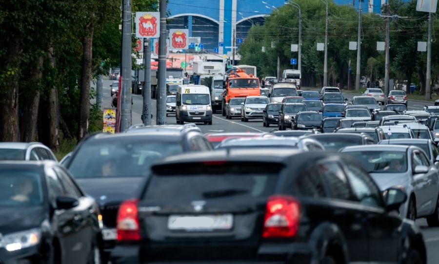Автомобильные заторы сковали дороги в Челябинске