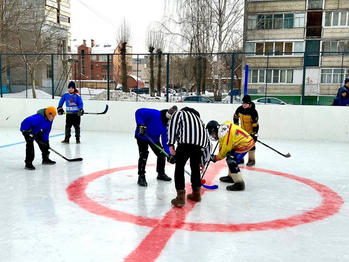 На новом корте в Челябинске завершился детский турнир по хоккею с мячом*