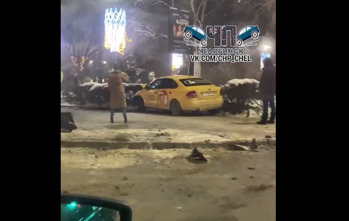 Автомобиль такси выехал на тротуар после ДТП в центре Челябинска