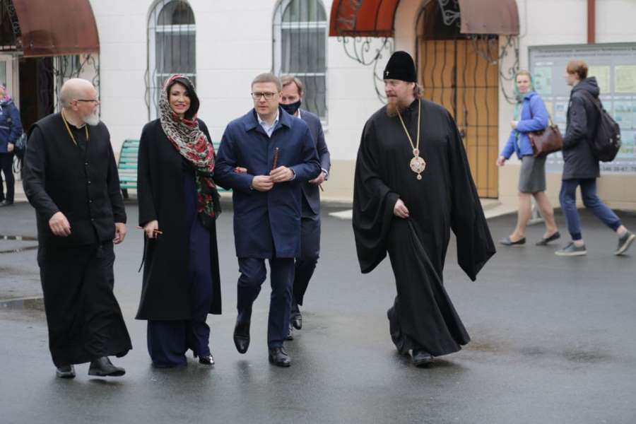 Текслер посетил храм и показал свой семейный досуг на Пасху