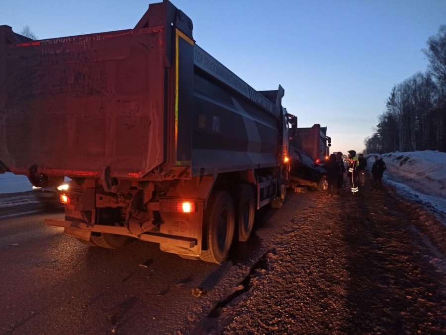 Три грузовика и легковушка столкнулись на М-5 в Челябинской области