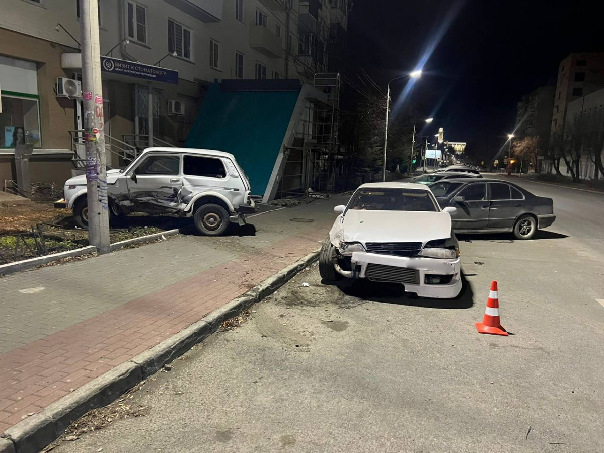 Пьяная челябинка на Toyota протаранила стоящие у дома автомобили*