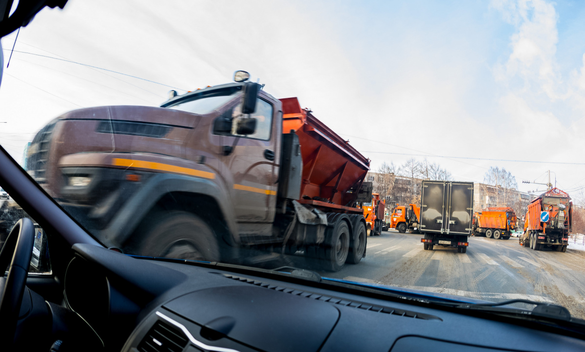 Более 120 единиц техники и 400 рабочих вывели на уборку Челябинска от снега*1