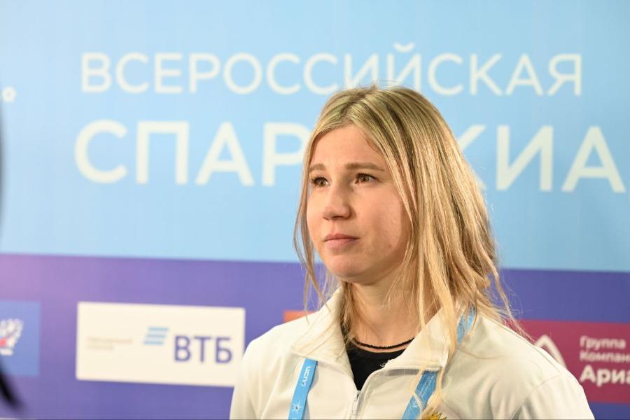Конькобежка Ольга Фаткулина подарила свой выигрыш на выборах многодетной семье*1