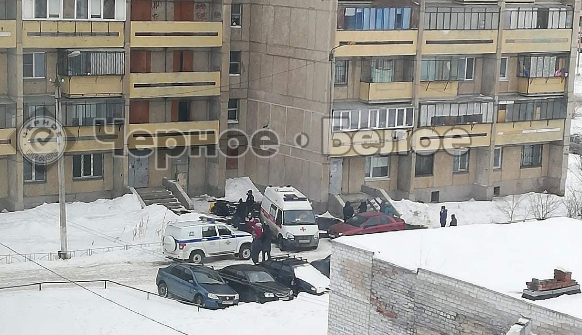 В Магнитогорске у многоэтажки нашли мертвую шестиклассницу