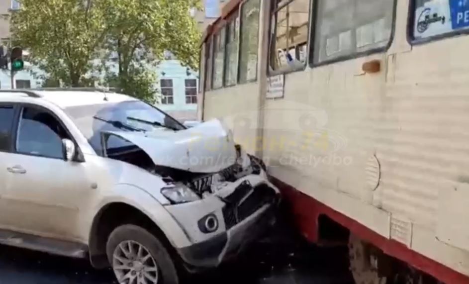 В Челябинске трамвай протаранил иномарку