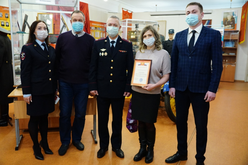 В Магнитогорске сотрудник банка спасла бабушку от обмана на 200 тысяч рублей