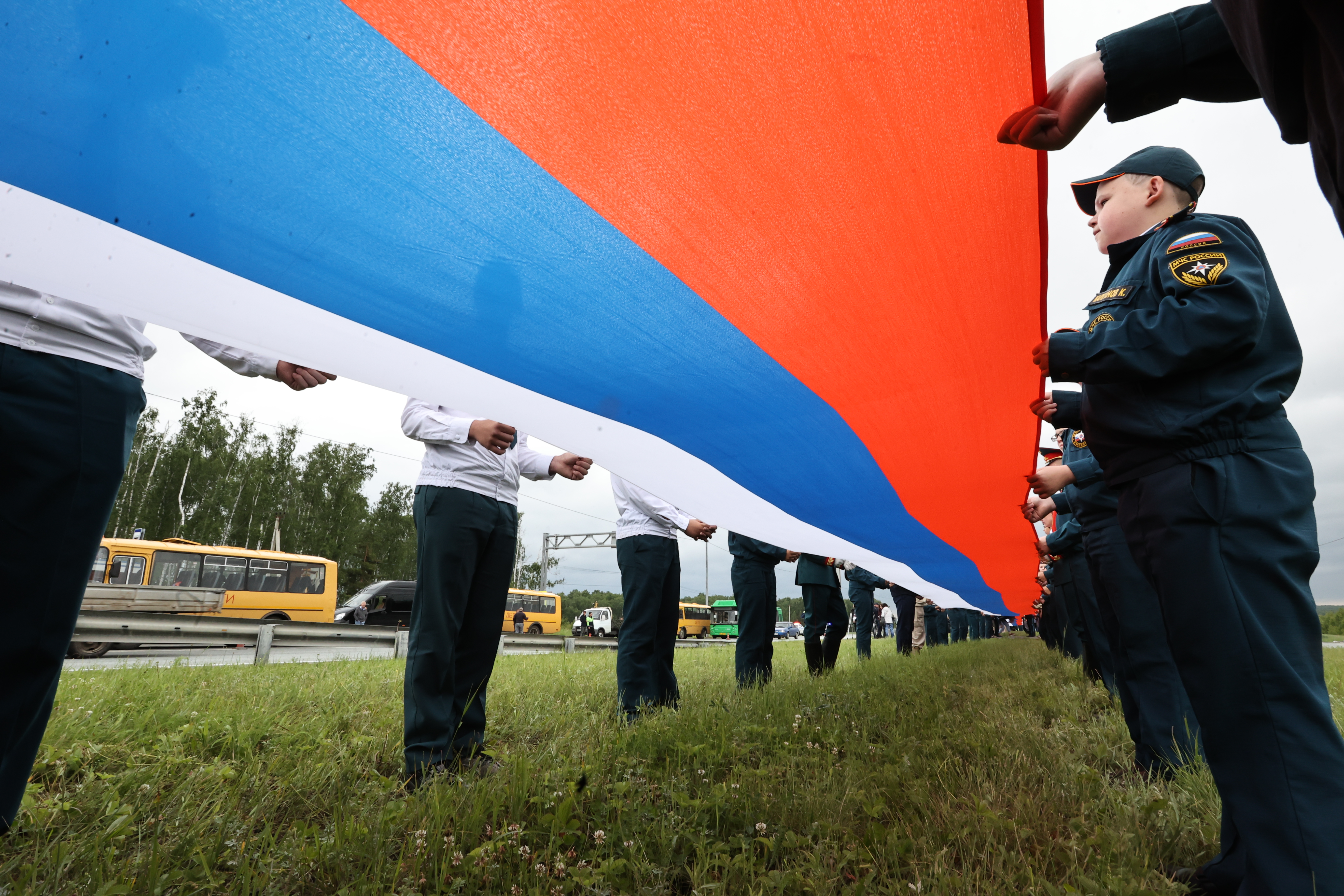 Гигантский флаг России развернули на трассе М5 в Челябинской области