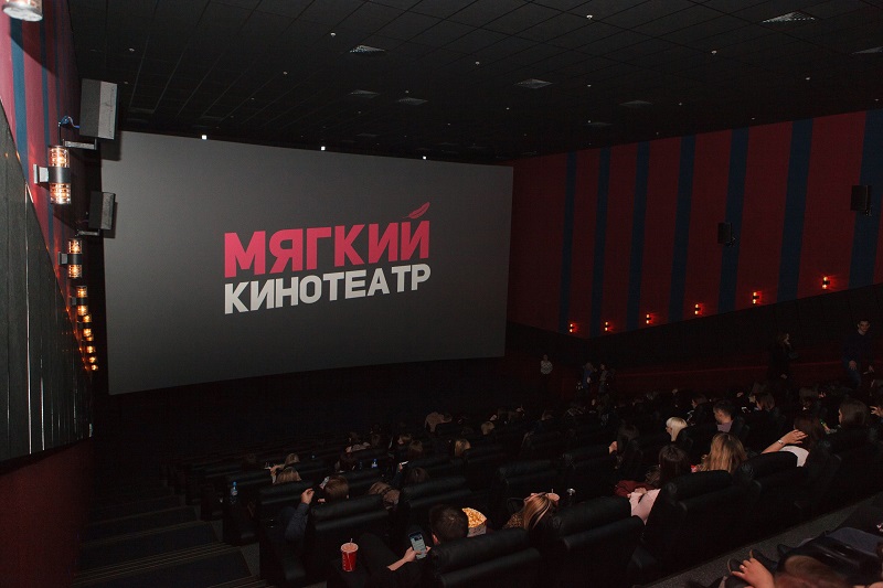 В Мягких кинотеатрах стартует показ комедии «Молодой человек»