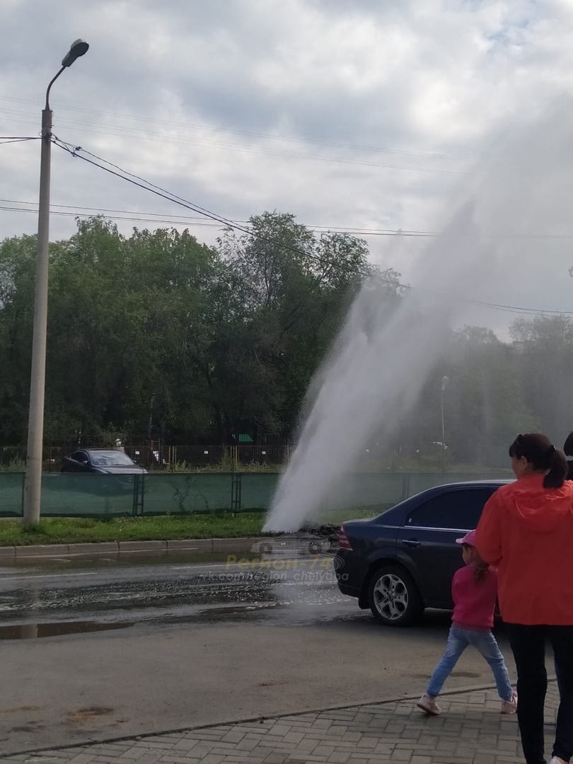 В Ленинском районе Челябинска у дороги забил коммунальный фонтан