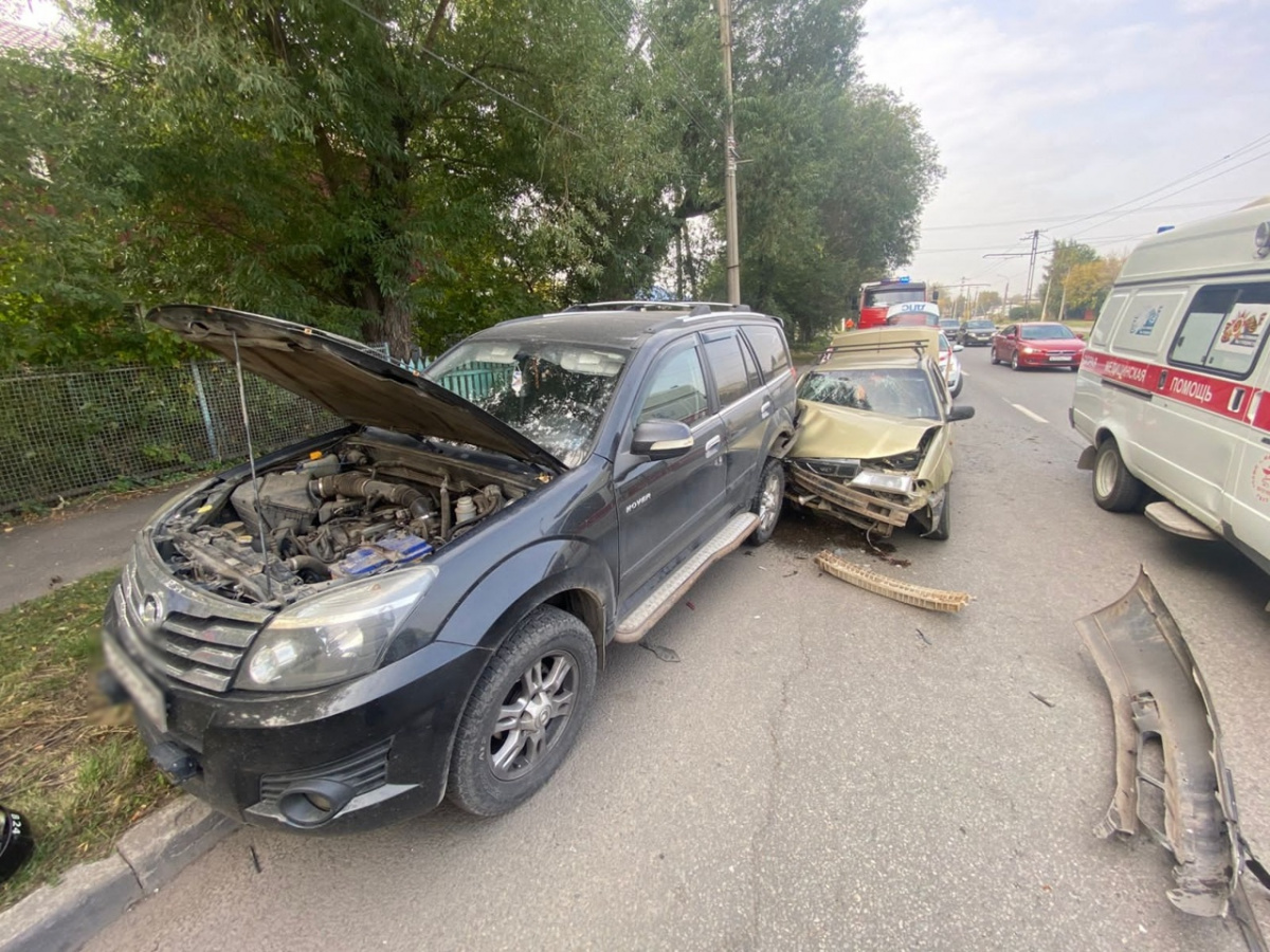 Три человека пострадали в мощном ДТП с минивэном в Магнитогорске*