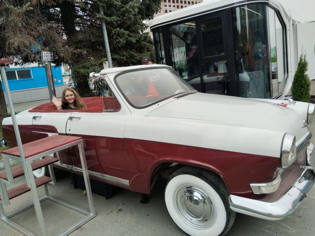 Челябинцы переделали раритетную «Волгу» под туристическую баню*