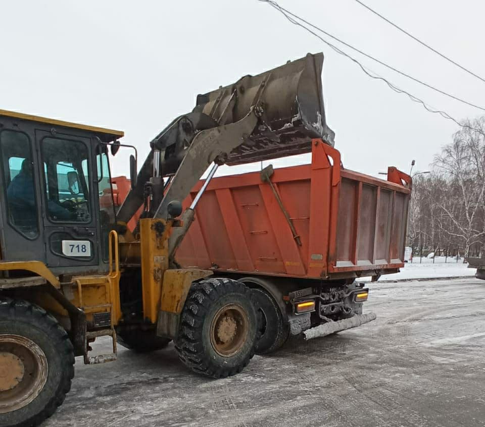 249 дорожных рабочих и 166 единиц техники чистят Челябинск от снега