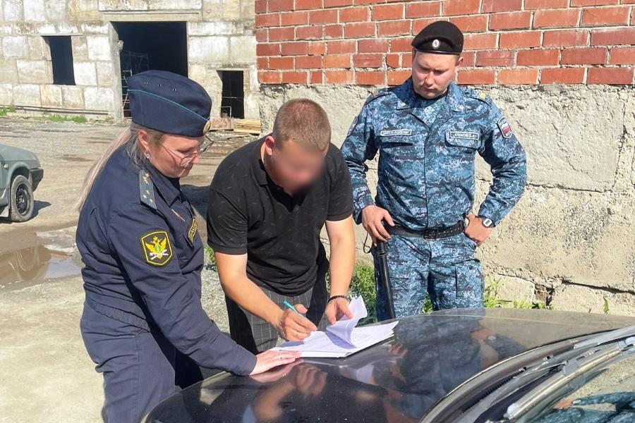 Приставы в Челябинской области передали военным машины пьяных водителей*