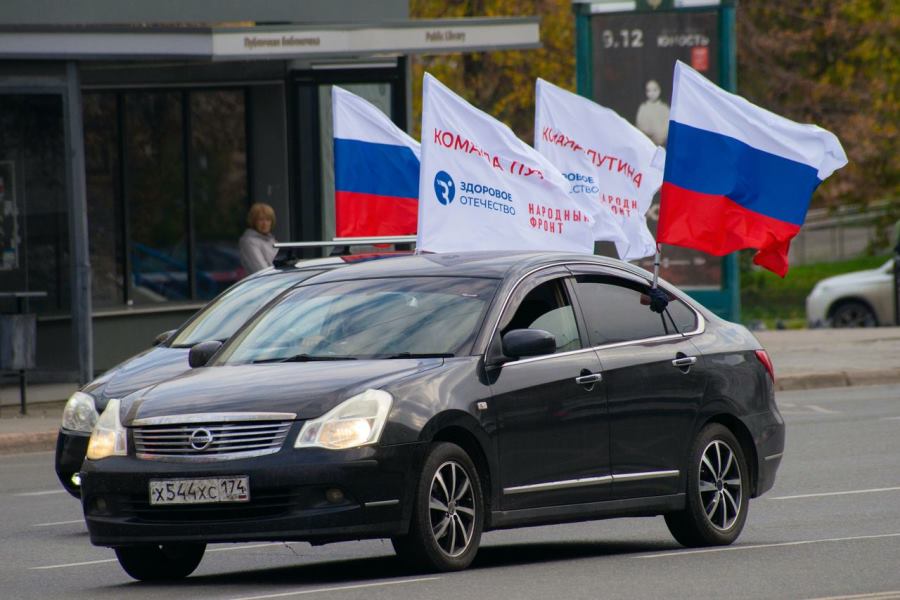 «Команда Путина»: челябинцы автопробегом отметили день рождения президента*1