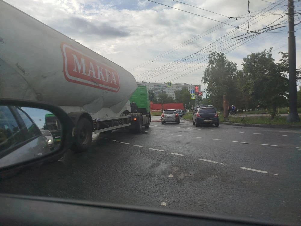 Цистерна «Макфы» и легковушка столкнулись на перекрестке Челябинска*
