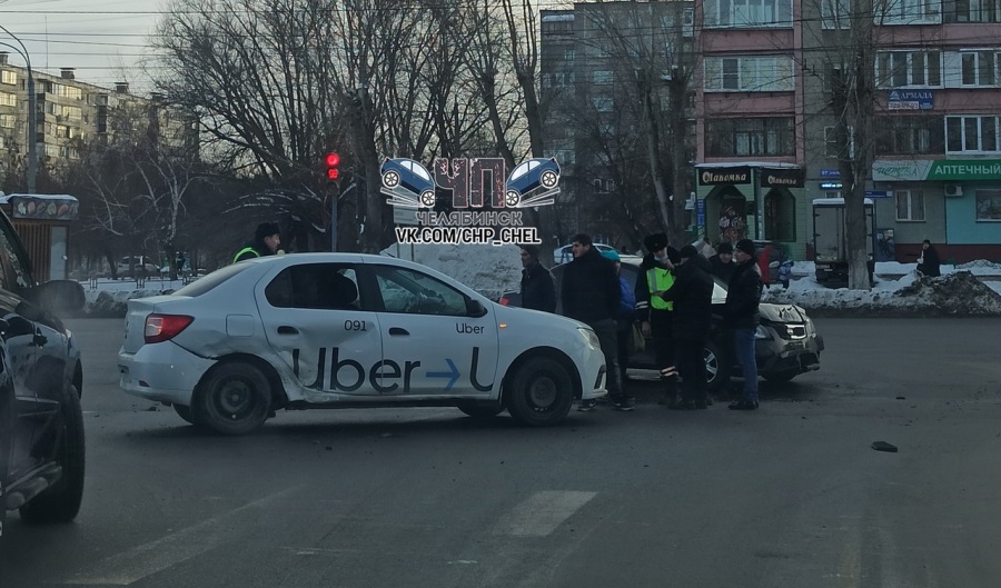 На перекрестке в Челябинске легковушка протаранила автомобиль такси