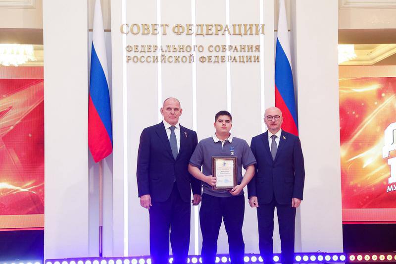 Челябинскому школьнику вручили медаль «За проявленное мужество»*