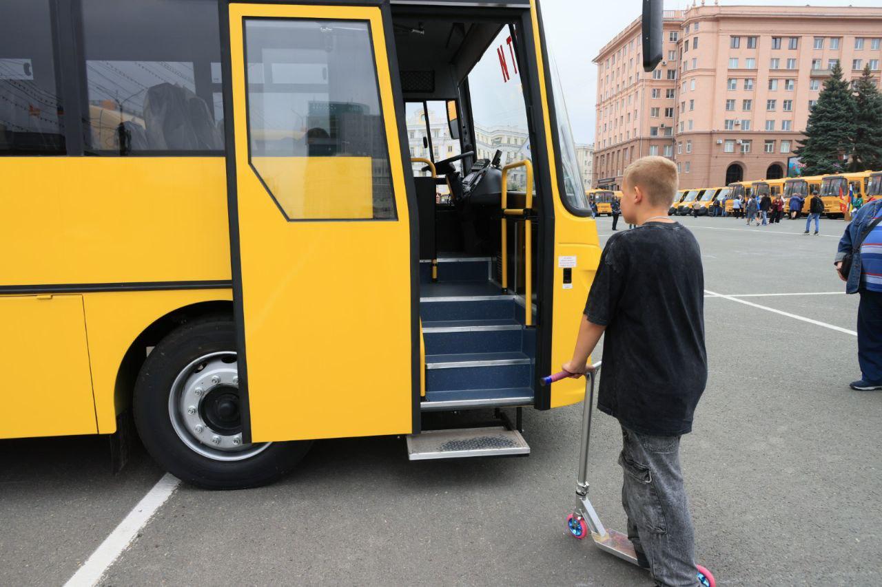 42 новеньких автобуса будут возить школьников Челябинской области