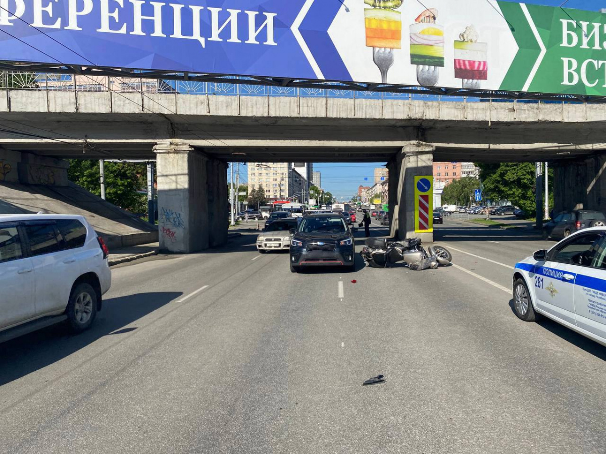 Мотоцикл и автомобиль столкнулись под мостами в центре Челябинска*