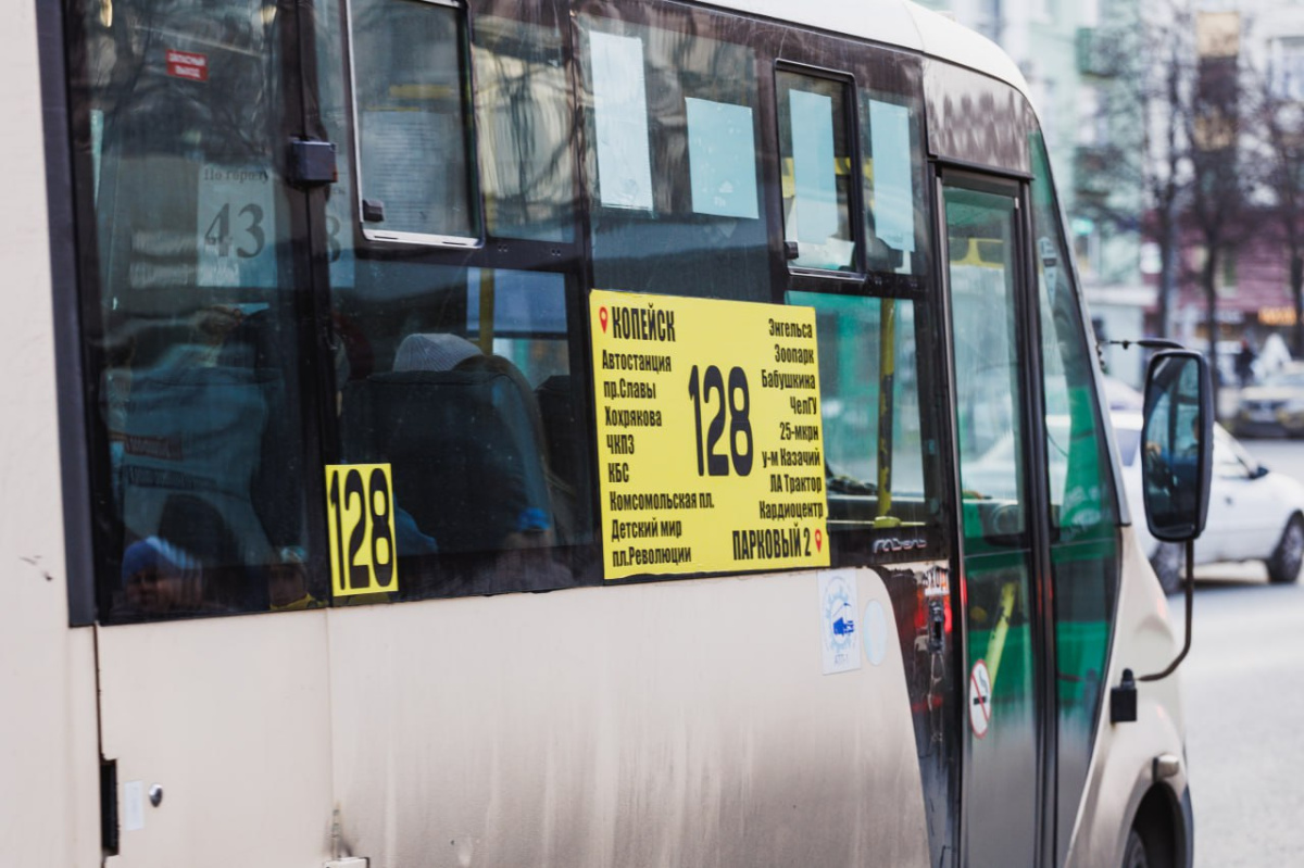 Маршрутка с пассажирами протаранила столб в Челябинске*1