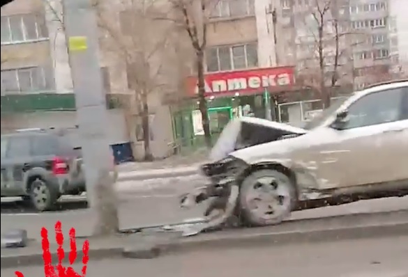 Иномарка снесла дорожный знак после ДТП в Челябинске