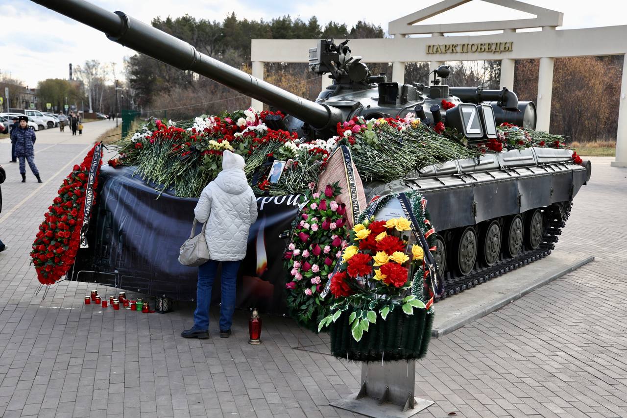 Общее горе: мемориал в Копейске засыпали цветами в память о погибших при взрыве