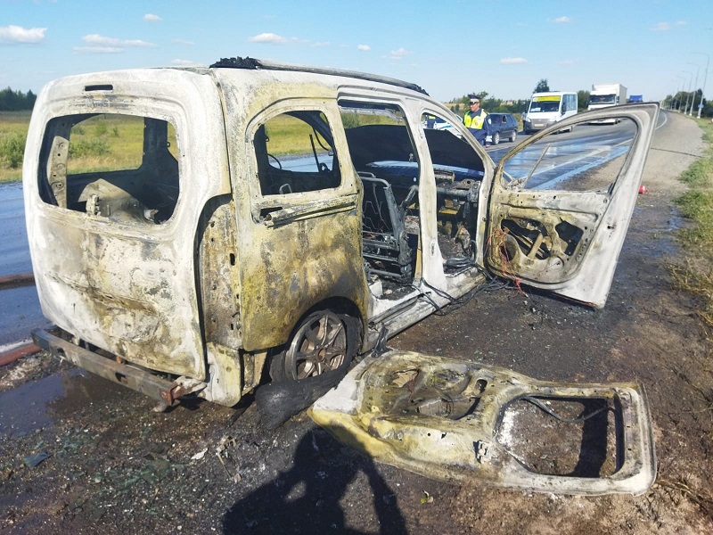 На трассе в Челябинской области фургон загорелся на ходу 
