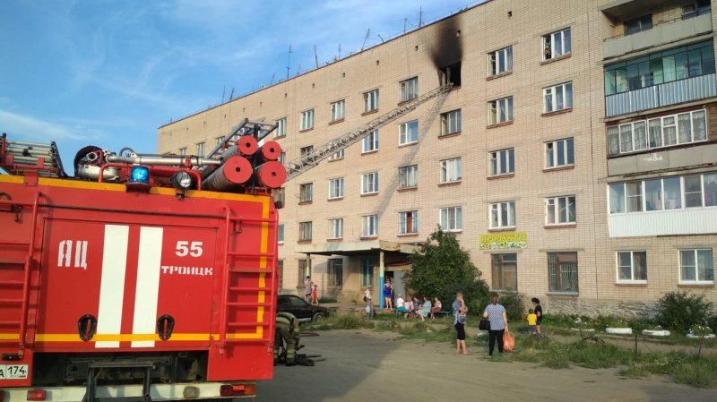 В Челябинской области пожарные спасли из горящего дома 9-летнюю девочку
