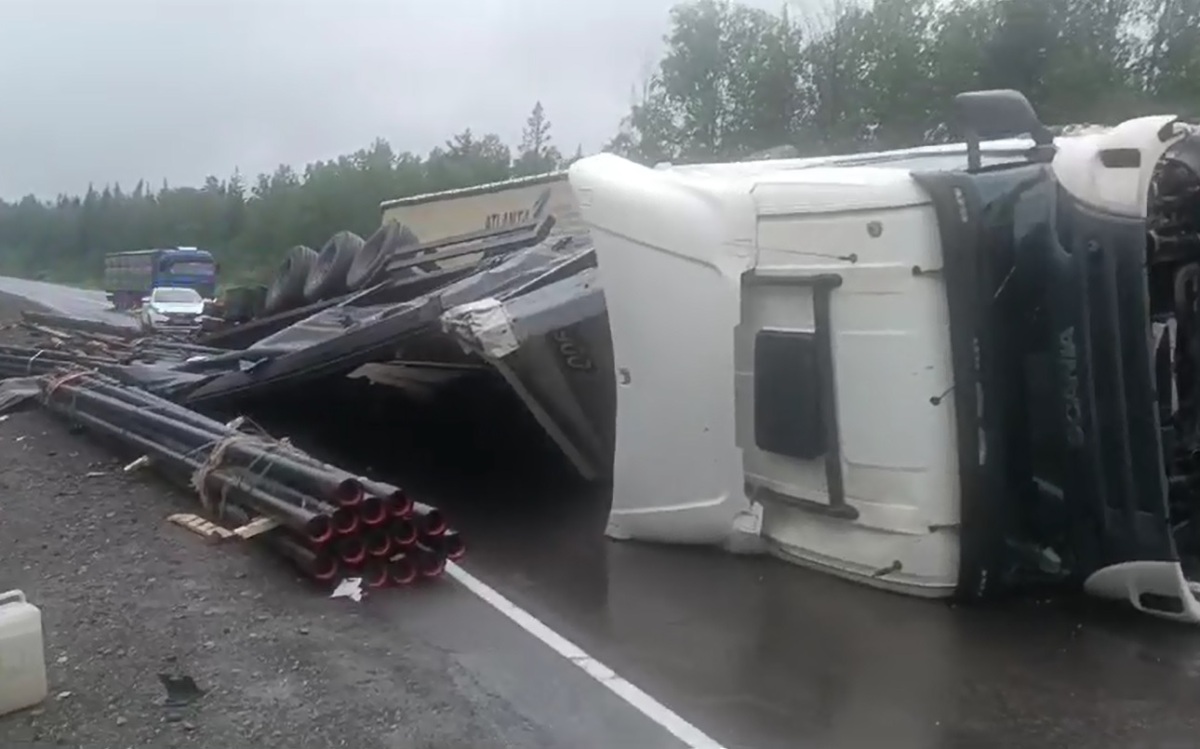 Проезд по М5 в Челябинской области ограничили из-за упавшего на бок грузовика*