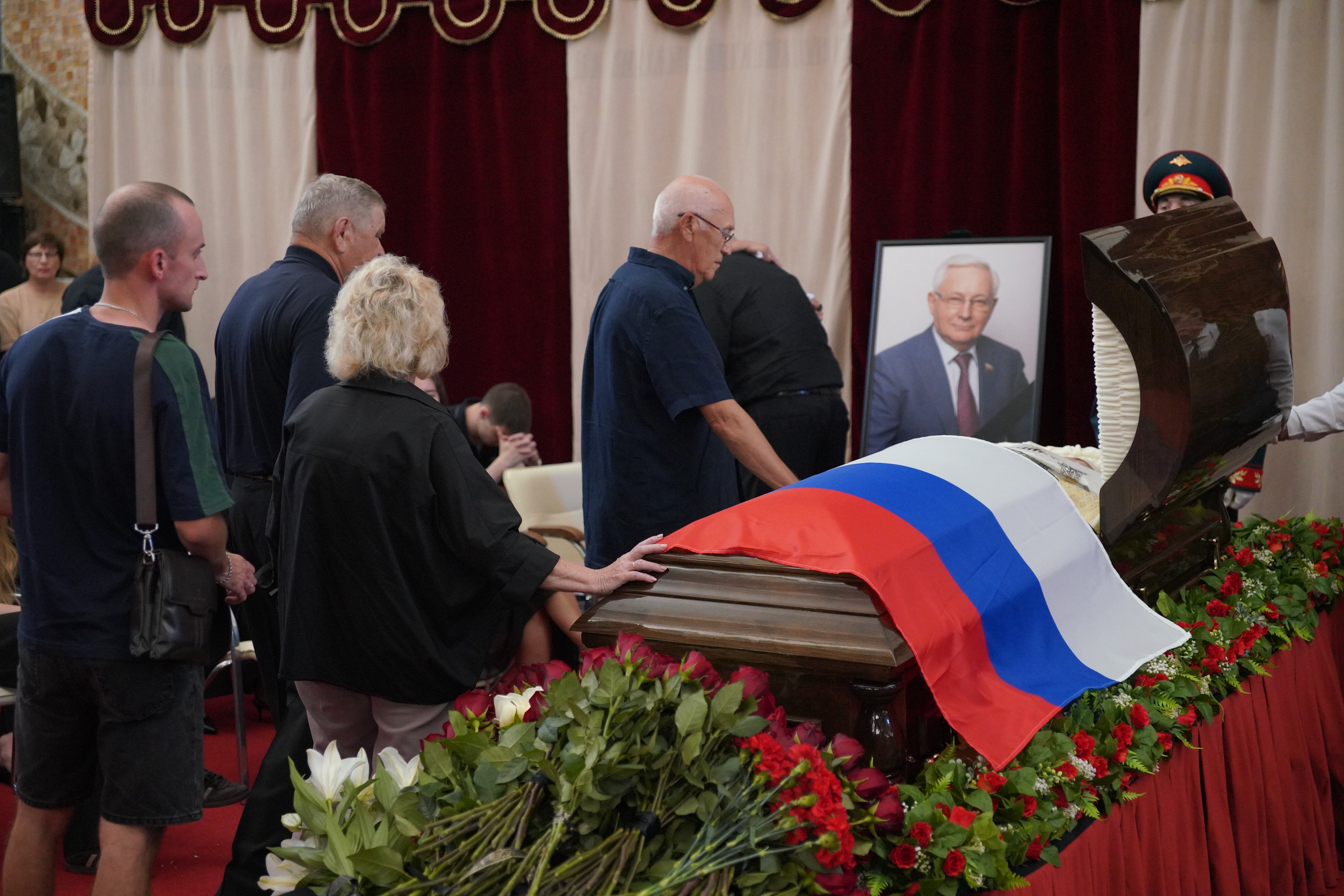 Челябинск простился с Юрием Карликановым