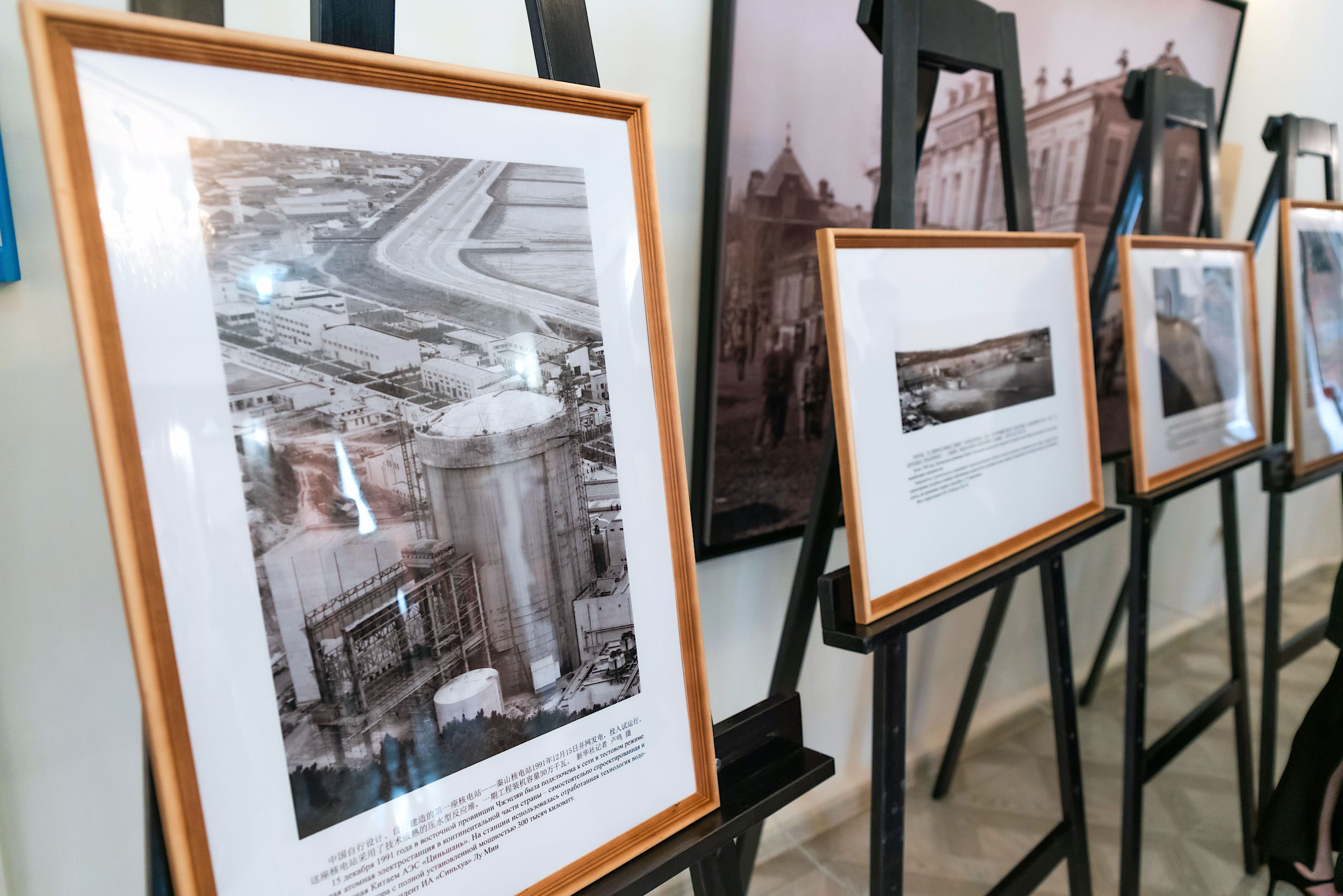 В самом сердце Челябинска открыли фотовыставку о развитии современного Китая