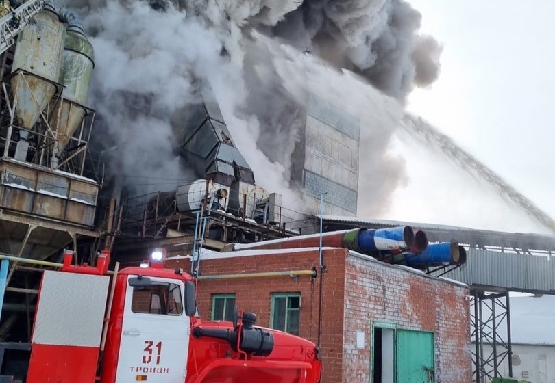 Крупный пожар произошел на элеваторе в Челябинской области