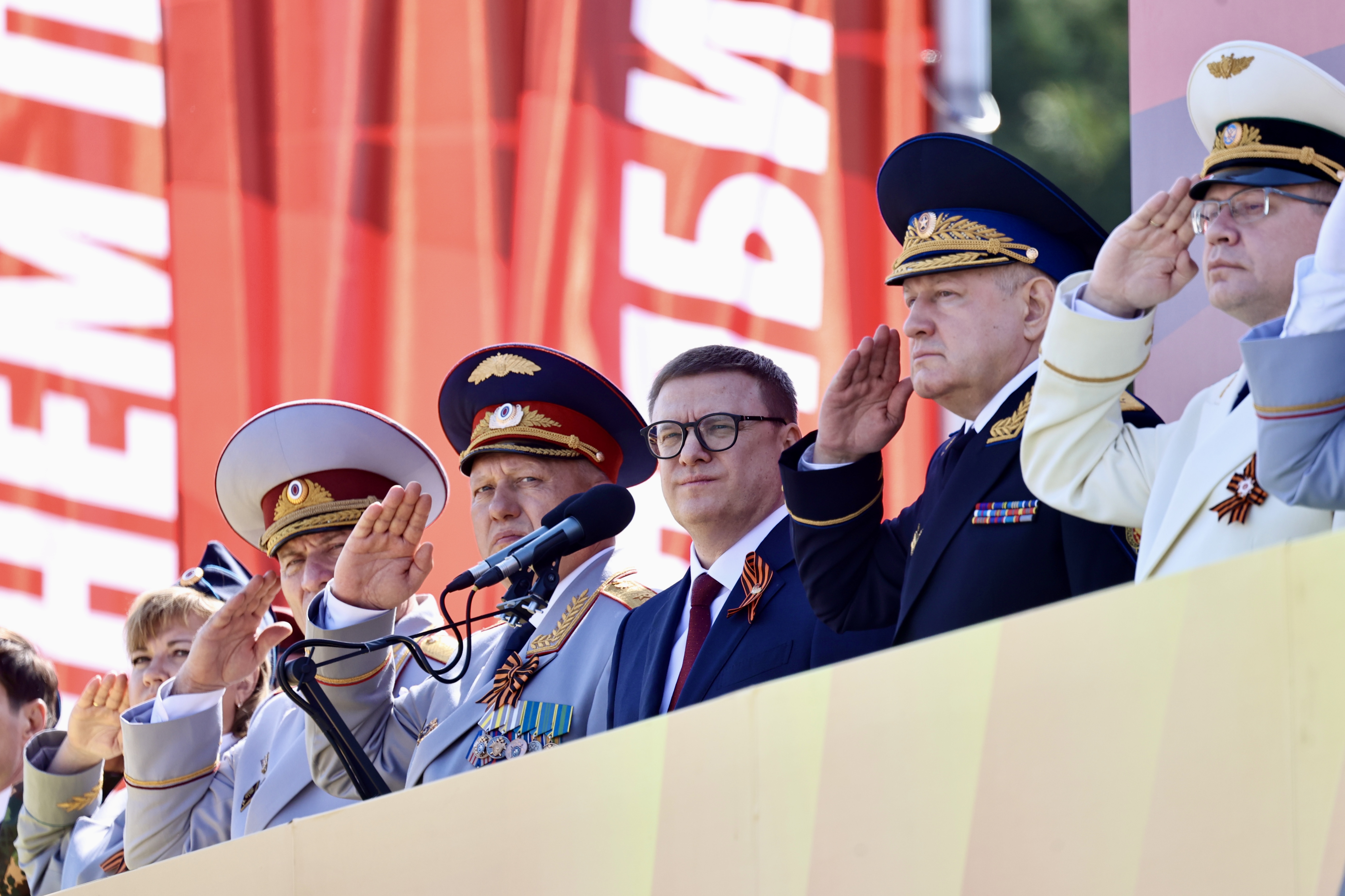 Защитники прошли по главной площади Челябинска: лучшие фото с Торжественного построения