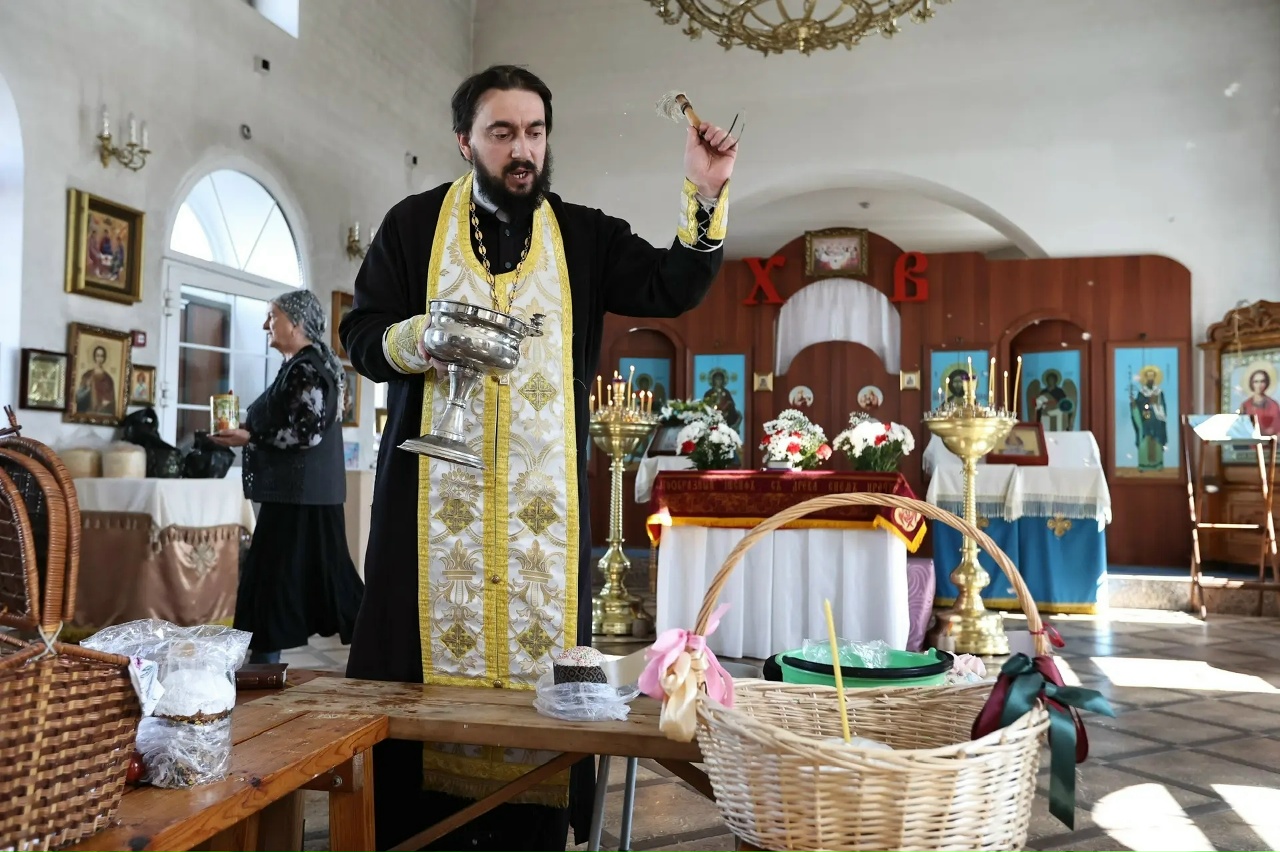 Парад куличей: какую снедь челябинцы принесли в храмы для освящения