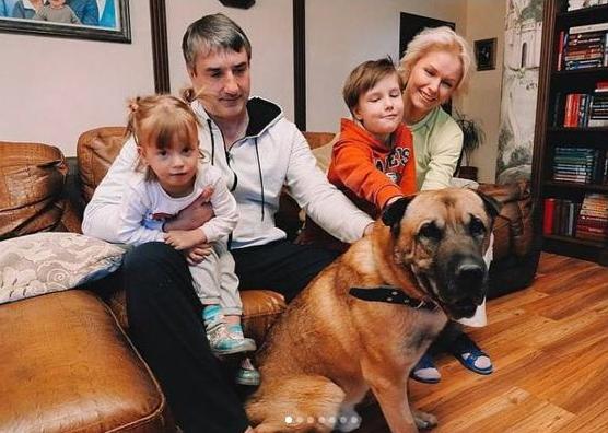 Пес Грей, брошенный у челябинской ветклиники, обрел новую семью