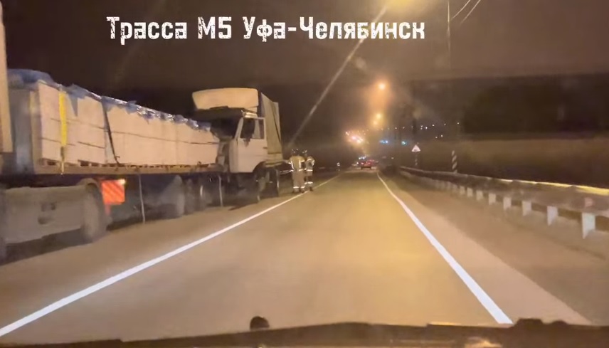 Неуправляемый грузовик устроил масштабное ДТП на М5 в Челябинской области