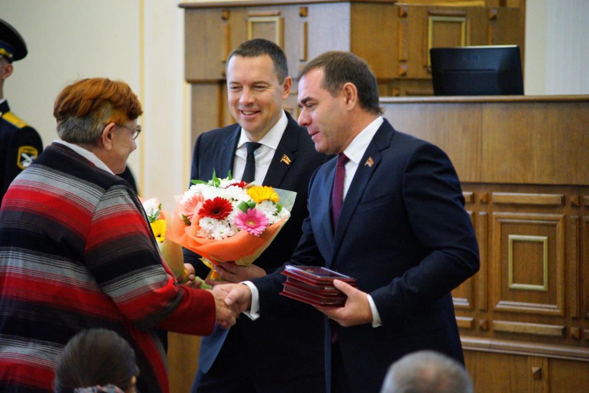 Депутаты наградили сотню лучших ветеранов Челябинской области*1