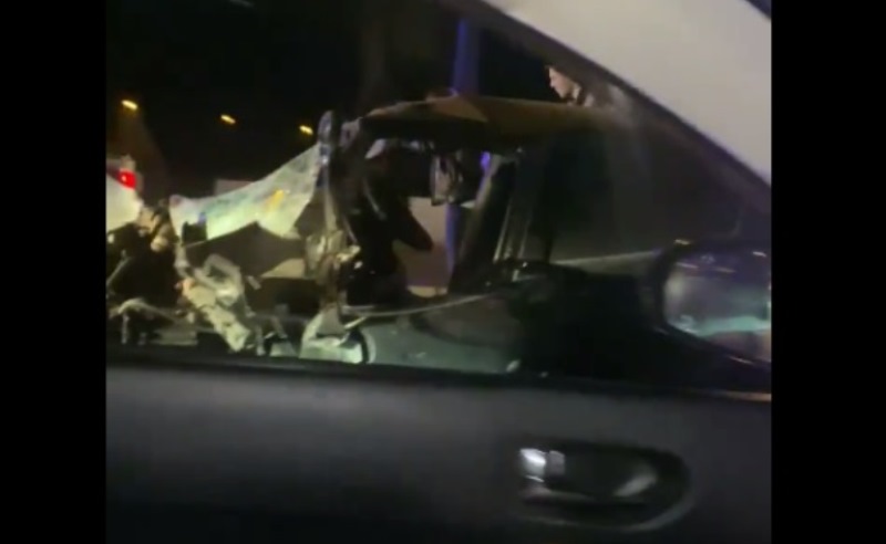 Автомобиль разнесло в щепки во время ночной аварии в Челябинске