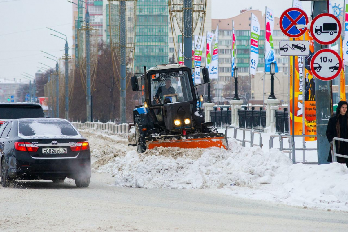 Днём и ночью Челябинск чистят 439 машин и 625 рабочих*