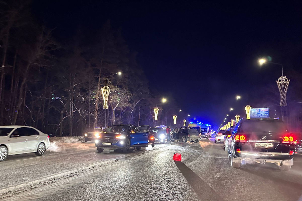 Три человека пострадали в массовом ДТП на улице Худякова в Челябинске*1