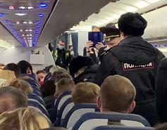 Самолёт до Челябинска задержали из-за пассажира без маски
